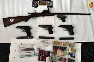 Semtex či samonabíjecí zbraně. Policie prověřuje podezřelý arzenál muže zadrženého v Praze - Novinky